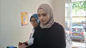 Inara Rusli Datangi Polda Metro Jaya, Tegaskan Ingin Cabut Laporan Dugaan Penipuan