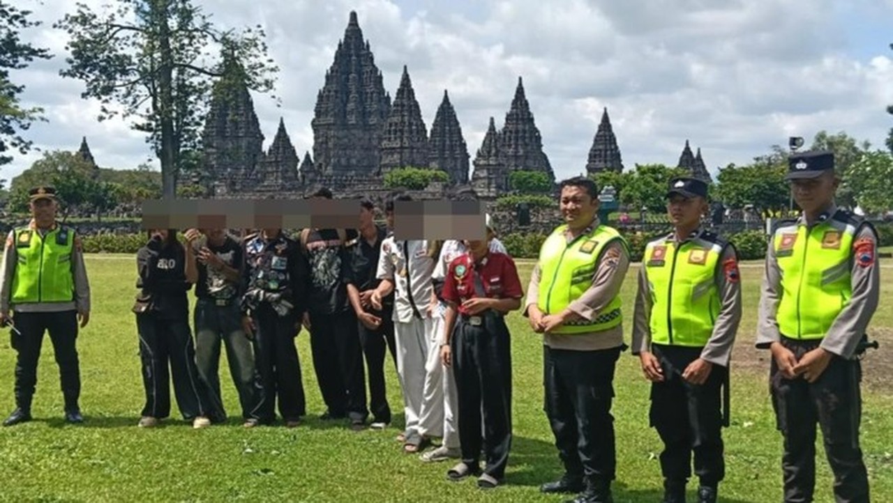 10 Pelajar Sukabumi Nekat Lompat Pagar Candi Prambanan, Akui Tak Punya Uang untuk Tiket 10 Pelajar Sukabumi Nekat Lompat Pagar Candi Prambanan, Akui Tak Punya Uang untuk Tiket