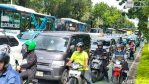 Demo Buruh Tuntut UMP Rp 5,8 Juta Lumpuhkan Jalan Medan Merdeka Selatan Jakarta