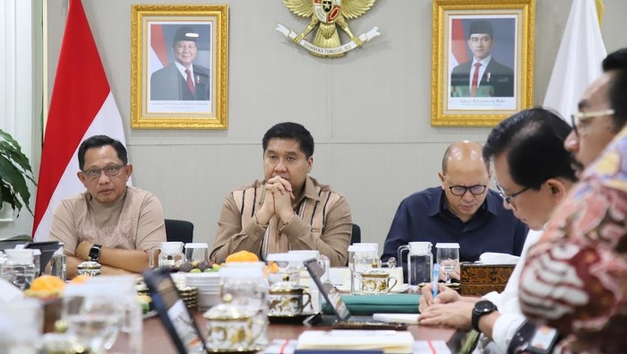 Mendagri Tito Karnavian Mendesak Pemda Sumatera Percepat Pendataan Rumah Korban Bencana