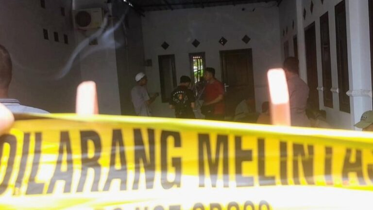 Tragedi Situbondo: Ayah, Ibu, dan Anak Ditemukan Tewas Berlumuran Darah di Rumah