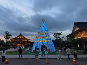 Gereja Sulap Galon Bekas Le Minerale Jadi Pohon Natal Raksasa Setinggi 15 Meter