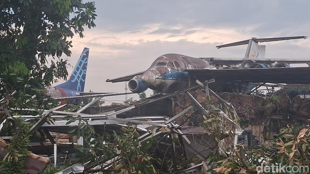 Angin Puting Beliung Terjang Bogor, Sayap Pesawat Bekas Hancurkan 30 Rumah Warga