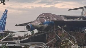 Sayap Pesawat Bekas Terempas Angin Kencang, Timpa Atap Rumah Warga di Bogor