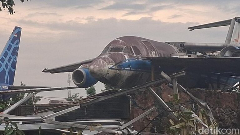 Sayap Pesawat Bekas Terempas Angin Kencang, Timpa Atap Rumah Warga di Bogor