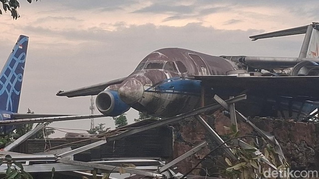 Puting Beliung Bogor Terjang Rumah Warga, Sayap Pesawat Bekas Ikut Terbawa Angin Puting Beliung Bogor Terjang Rumah Warga, Sayap Pesawat Bekas Ikut Terbawa Angin