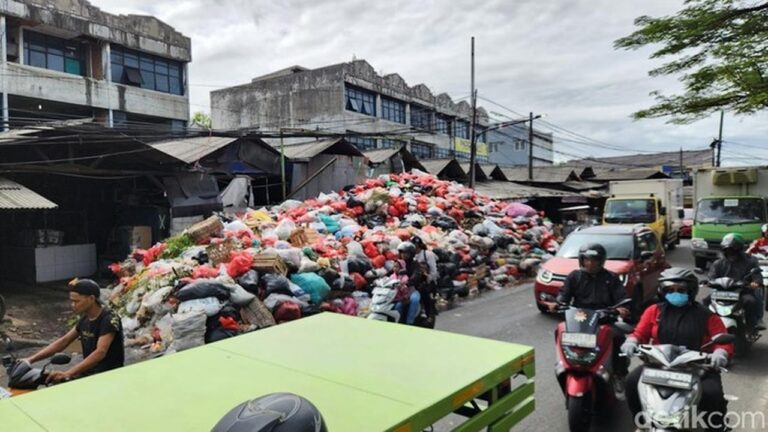 Gunungan Sampah di Tangsel Bikin Warga Gerah, Pemkot Gandeng Serang dan Bogor