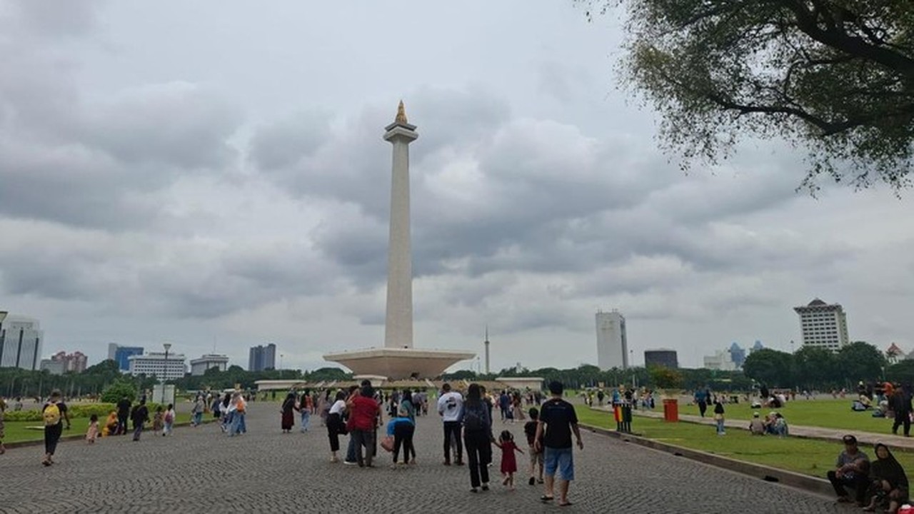 Libur Natal 2025: 130 Ribu Pengunjung Padati Kawasan Monas Jakarta
