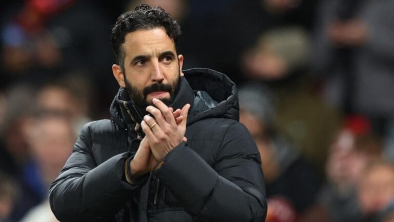 Ruben Amorim Tegaskan Perubahan Formasi MU Bukan Akibat Tekanan Eksternal