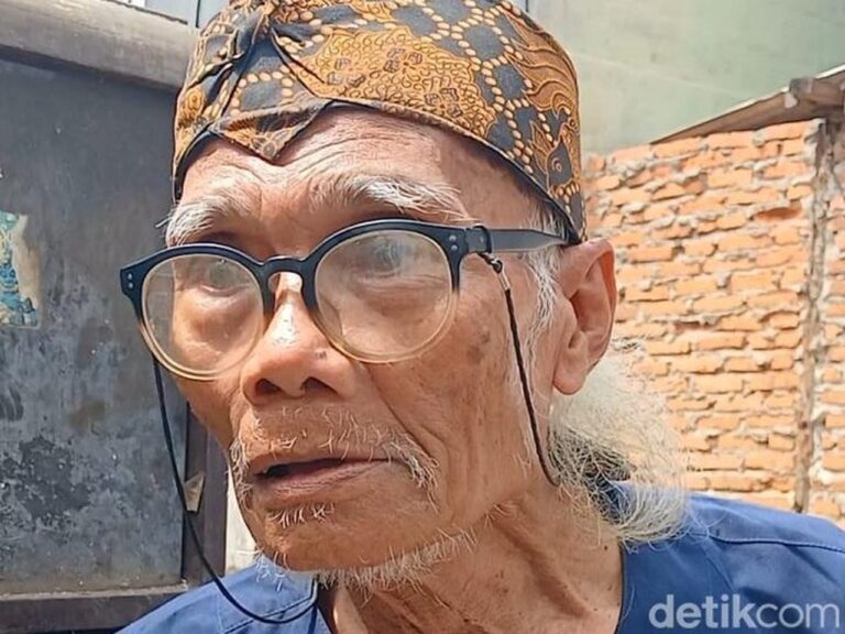 Rumah Warisan Diding Boneng Roboh, Aktor Senior Mengungsi di Kantor RW Matraman Rumah Warisan Diding Boneng Roboh, Aktor Senior Mengungsi di Kantor RW Matraman