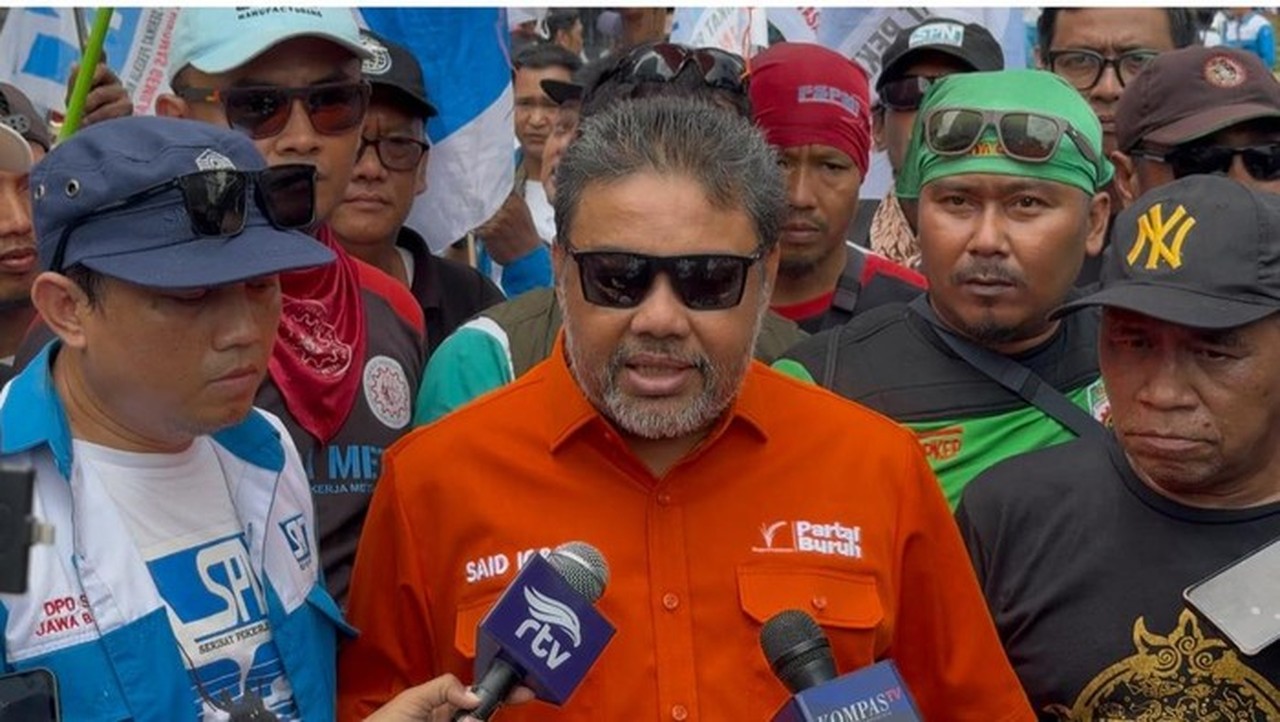 Buruh Protes Kenaikan Upah Minimum Sektoral di 19 Kabupaten/Kota Jabar, Desak Gubernur Patuhi PP Buruh Protes Kenaikan Upah Minimum Sektoral di 19 Kabupaten/Kota Jabar, Desak Gubernur Patuhi PP