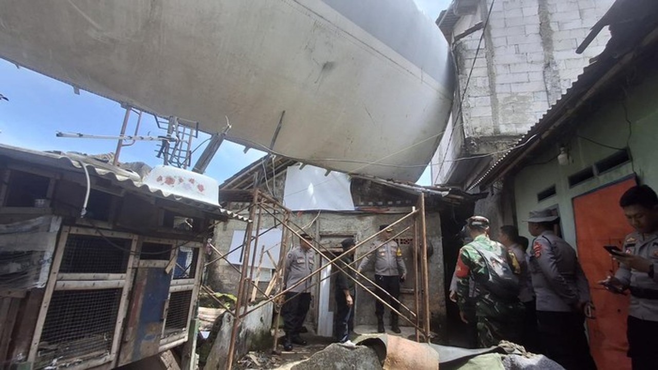 Bangkai Pesawat Dipotong Kecil-kecil Sebelum Dievakuasi dari Rumah Warga Bogor