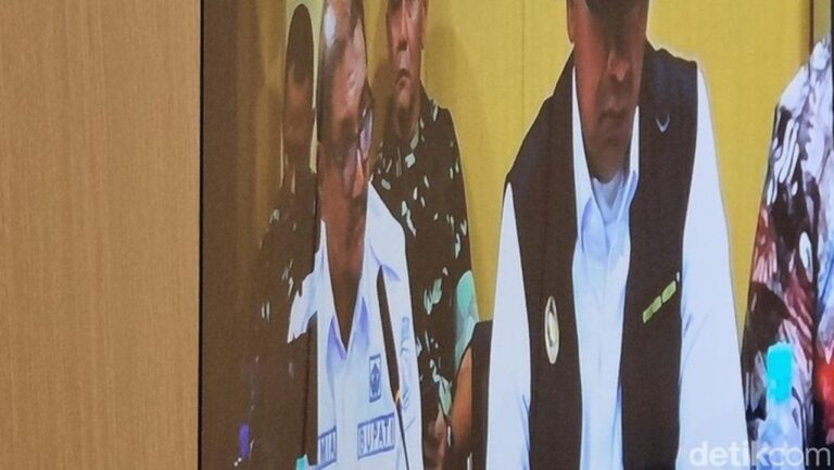 Bupati Aceh Tamiang Minta Fatwa Menteri Soal Penanganan Kayu Gelondongan Sisa Banjir Bupati Aceh Tamiang Minta Fatwa Menteri Soal Penanganan Kayu Gelondongan Sisa Banjir