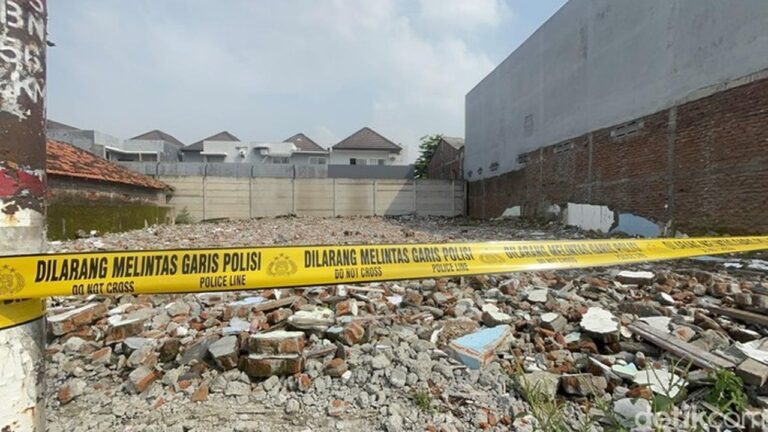 Polda Jatim Tangkap Anggota Ormas Pengusir Nenek Elina di Surabaya Polda Jatim Tangkap Anggota Ormas Pengusir Nenek Elina di Surabaya