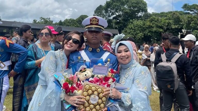 Dewi Perssik Bersyukur Putra Jalani Pendidikan Akmil dengan Lancar Dewi Perssik Bersyukur Putra Jalani Pendidikan Akmil dengan Lancar