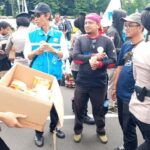 Polisi Humanis: Polwan Polda Metro Bagikan Roti dan Air untuk Buruh yang Berdemo di Jakarta
