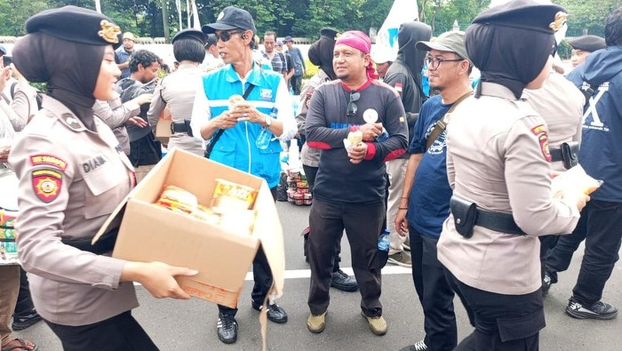 Polisi Humanis: Polwan Polda Metro Bagikan Roti dan Air untuk Buruh yang Berdemo di Jakarta