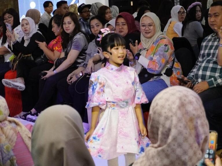 Annisa Dalimunthe, Penyanyi Cilik 6 Tahun, Curi Perhatian di Indonesia Fashion Runway 2025 Annisa Dalimunthe, Penyanyi Cilik 6 Tahun, Curi Perhatian di Indonesia Fashion Runway 2025