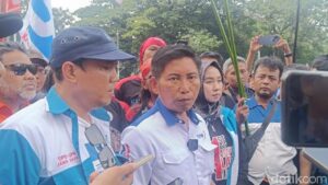 Buruh Tuntut Revisi UMP, Gubernur DKI dan Jabar Dipanggil Istana