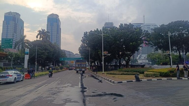 Massa Buruh Bubar, Lalu Lintas Jalan Medan Merdeka Selatan Jakarta Dibuka Kembali