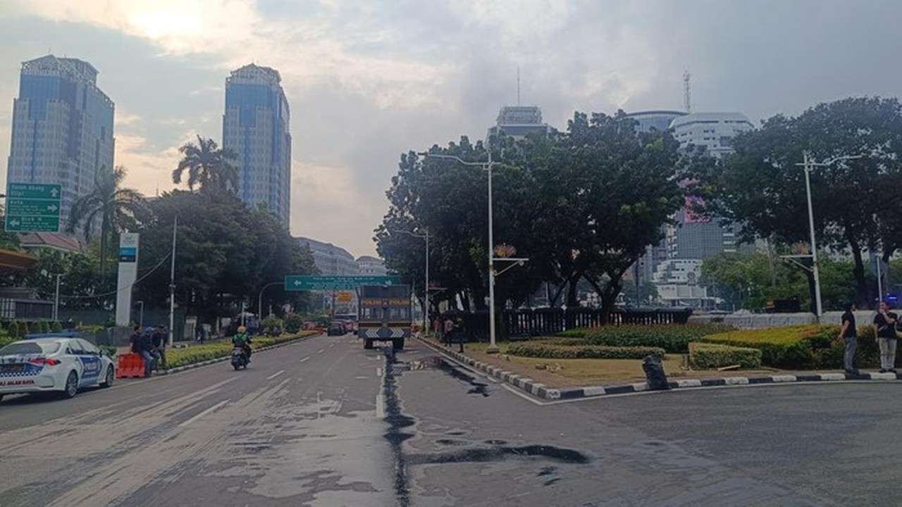 Massa Buruh Bubar, Lalu Lintas Jalan Medan Merdeka Selatan Jakarta Dibuka Kembali
