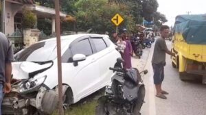 Pelajar SMA di Lebak Tabrak Tiga Pemotor Saat Menyalip, Mobil Jazz Ringsek Parah