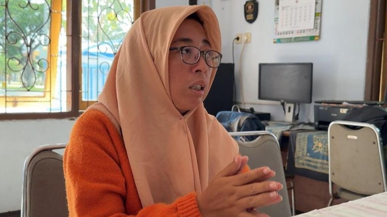 Guru PNS Pasuruan Dipecat Usai Viral Curhat Tempuh 114 Km Tiap Hari untuk Mengajar