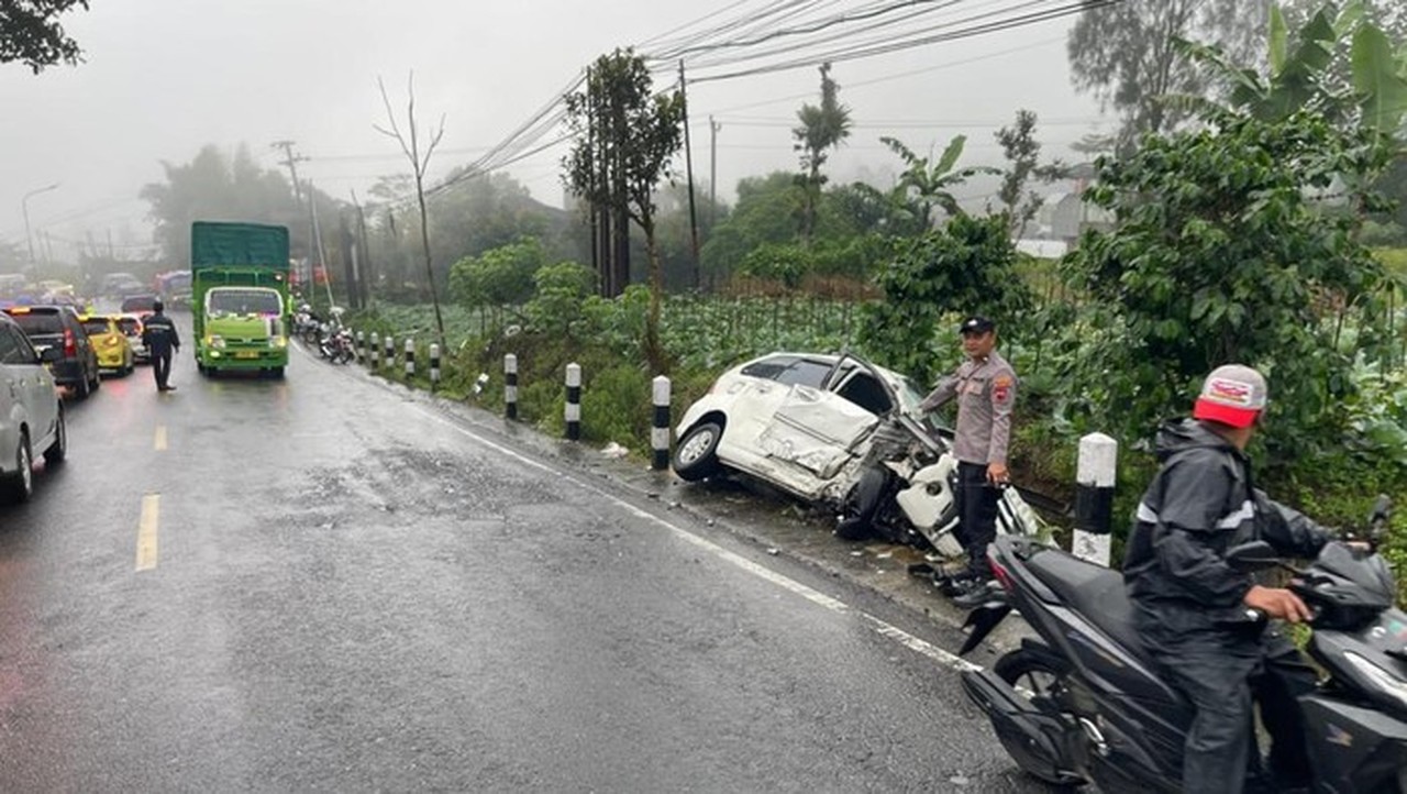 Truk Tronton Rem Blong di Wonosobo Tewaskan 2 Orang, 5 Luka-luka Akibat Tabrak Mobil dan Motor Truk Tronton Rem Blong di Wonosobo Tewaskan 2 Orang, 5 Luka-luka Akibat Tabrak Mobil dan Motor