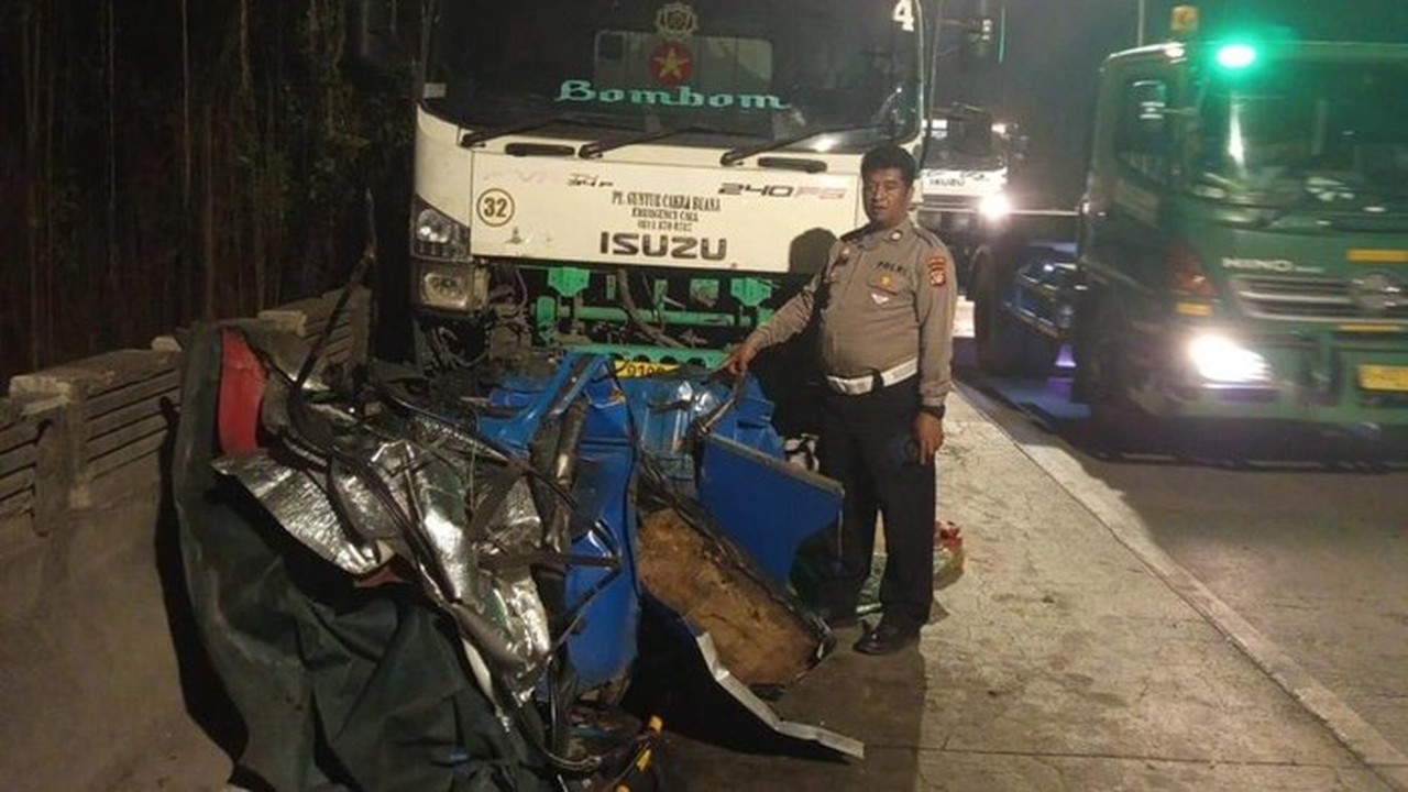 Kecelakaan Maut di Marunda: Bajaj Penyek Terimpit Dua Trailer, Sopir Luka Serius