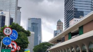 Langit Jakarta Diselimuti Mendung dan Gerimis di Penghujung Tahun 2025