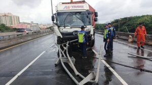 Truk Trailer Pecah Ban di Tol Wiyoto Wiyono, Pembatas Jalan 76 Meter Copot Akibat Tabrakan