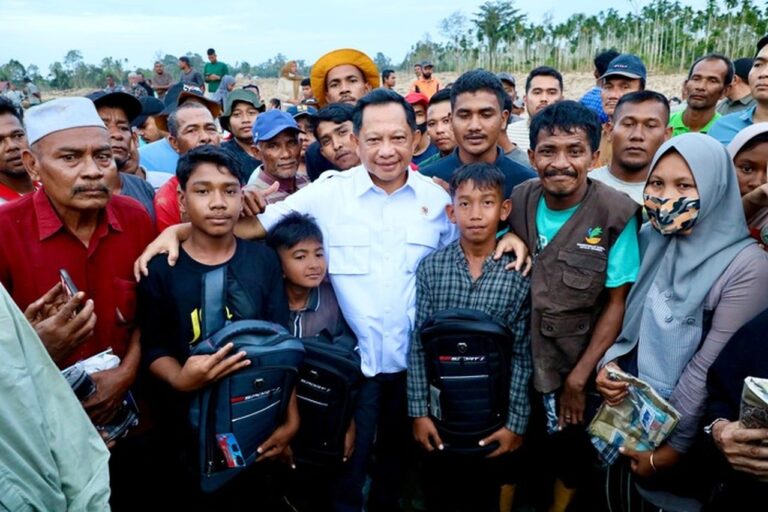 Mendagri Tito Karnavian Salurkan Bantuan untuk Korban Bencana Aceh Utara Atas Perintah Presiden Prabowo