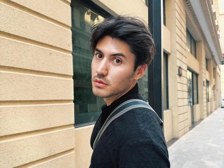 Bara Valentino Ungkap Kerinduan Mendalam pada Mendiang Ayah Usai Syuting Bara Valentino Ungkap Kerinduan Mendalam pada Mendiang Ayah Usai Syuting