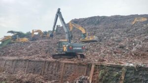 Gunung Sampah Bantargebang Longsor, Tiga Truk Terperosok ke Kali