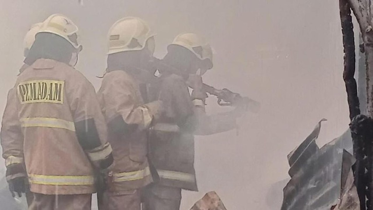 Papan Billboard Gedung Sarinah Terbakar, Diduga Akibat Korsleting Listrik