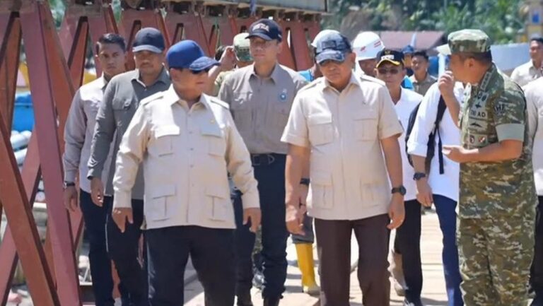 Prabowo dan AHY Tinjau Jembatan Bailey Sungai Garago Tapsel Pasca Bencana Prabowo dan AHY Tinjau Jembatan Bailey Sungai Garago Tapsel Pasca Bencana