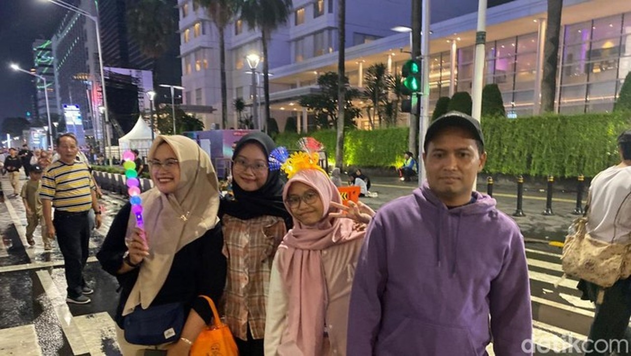 Warga Bekasi dan Jaktim Berburu Konten Tahun Baru di Bundaran HI Demi FYP
