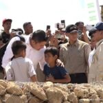 Sekretaris Kabinet Teddy Indra Wijaya Ungkap Alasan Bagikan Rubik ke Anak Korban Bencana