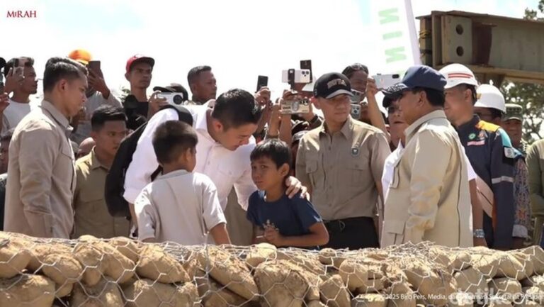 Sekretaris Kabinet Teddy Indra Wijaya Ungkap Alasan Bagikan Rubik ke Anak Korban Bencana