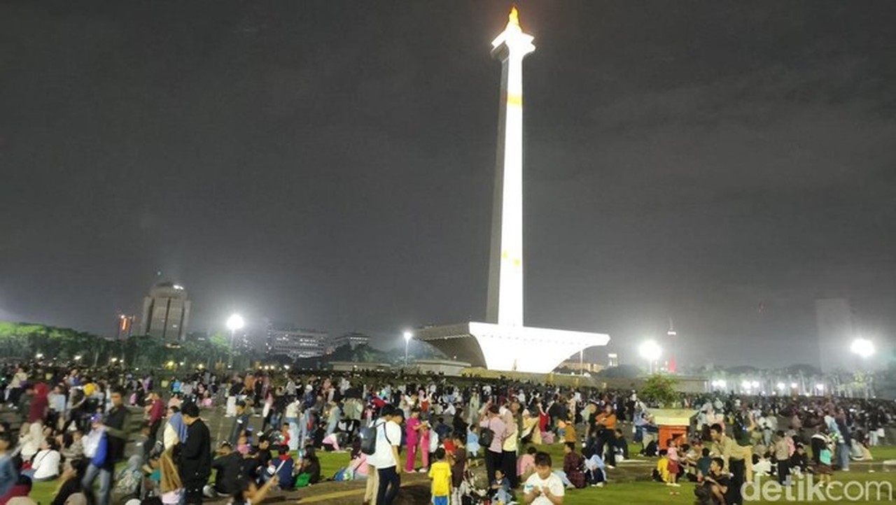 Hujan Sambut Pergantian Tahun di Jakarta, Warga Tetap Setia Menanti di Monas dan Bundaran HI