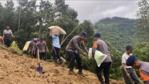 Longsor Cibeber Lebak: Brimob Polda Banten Evakuasi Warga Terdampak Bencana